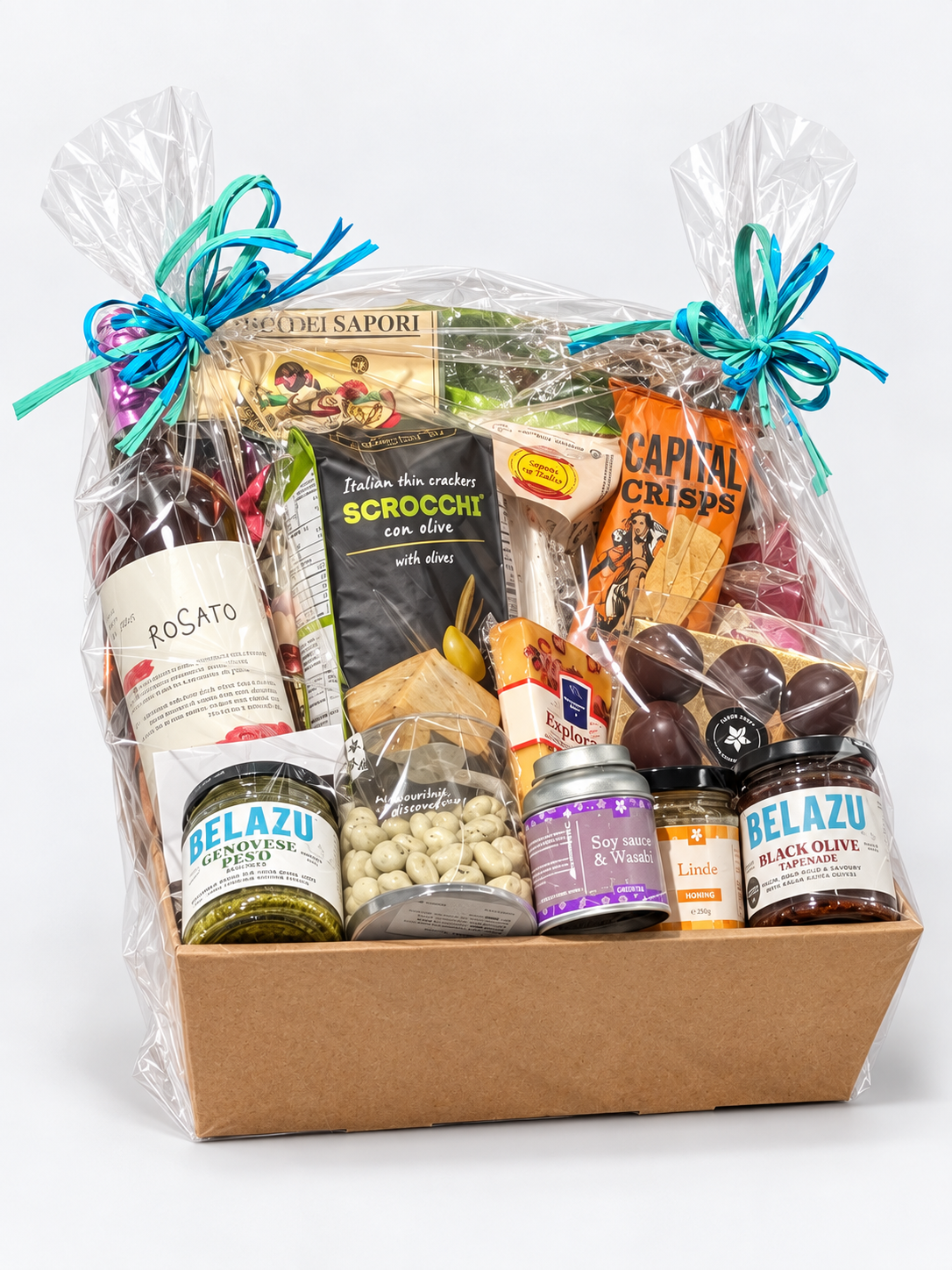 Ein gefülltes Flavor Shop-Geschenkkörbchen in Zellophan mit Schleife