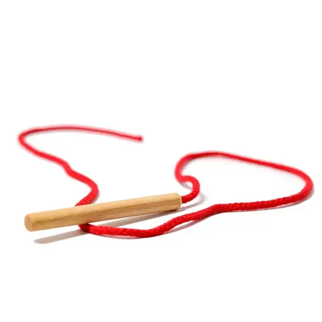 Houten rijgnaald met touw