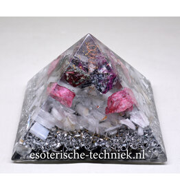 Orgonite piramide met Eudialiet