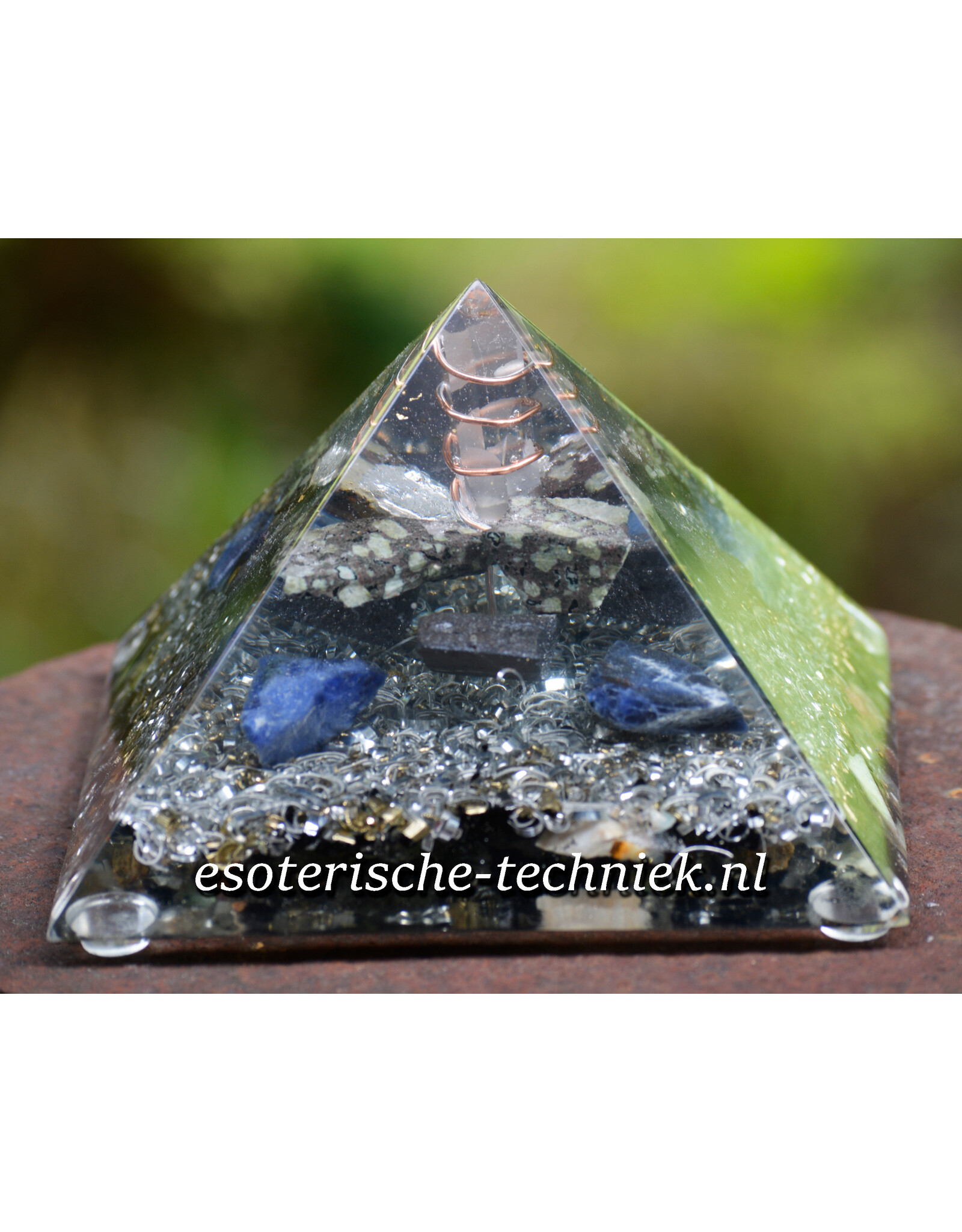 Orgone Orgonite piramide met Sodaliet, Lakelandiet, Ancestraliet,  en Shungite