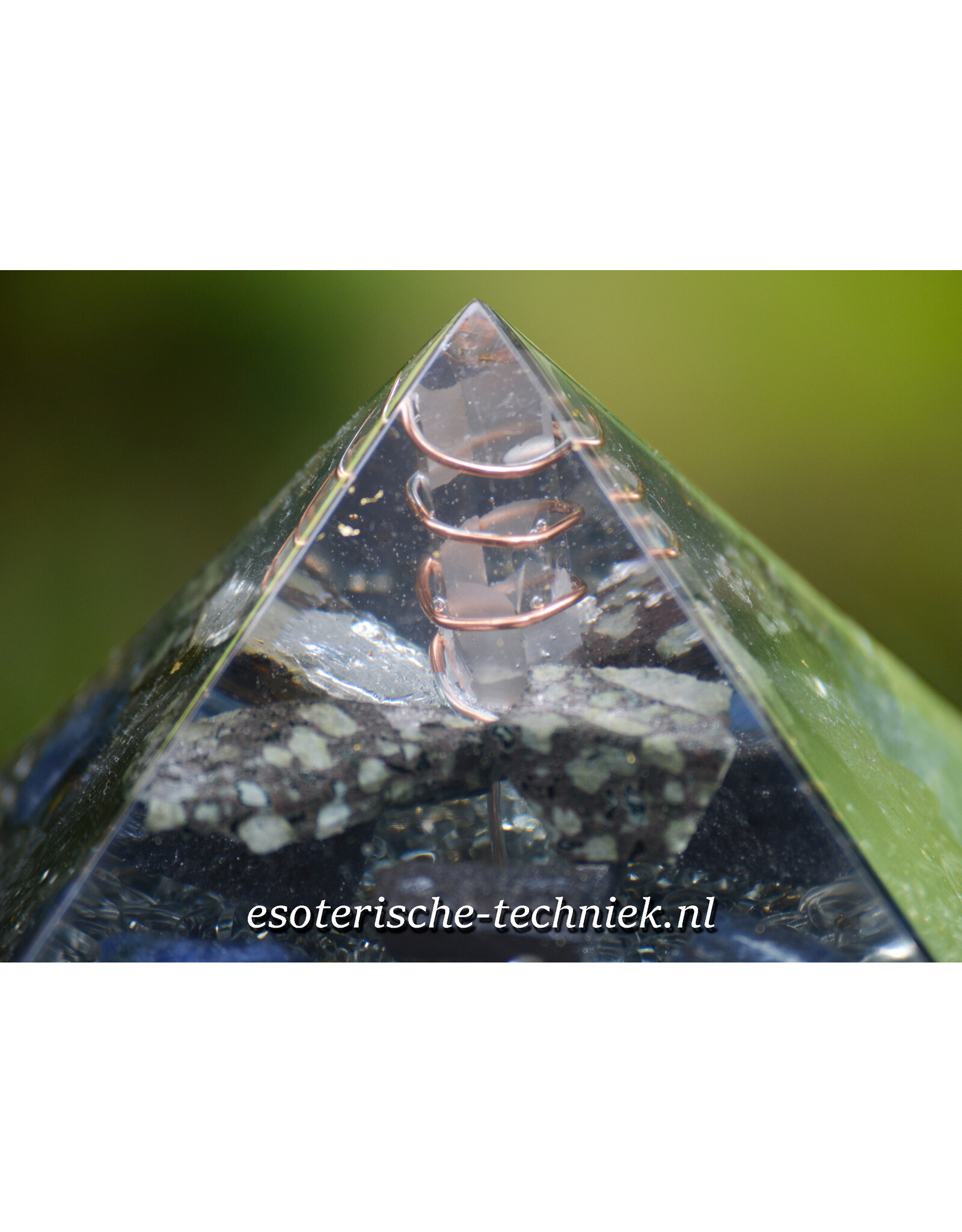 Orgone Orgonite piramide met Sodaliet, Lakelandiet, Ancestraliet,  en Shungite