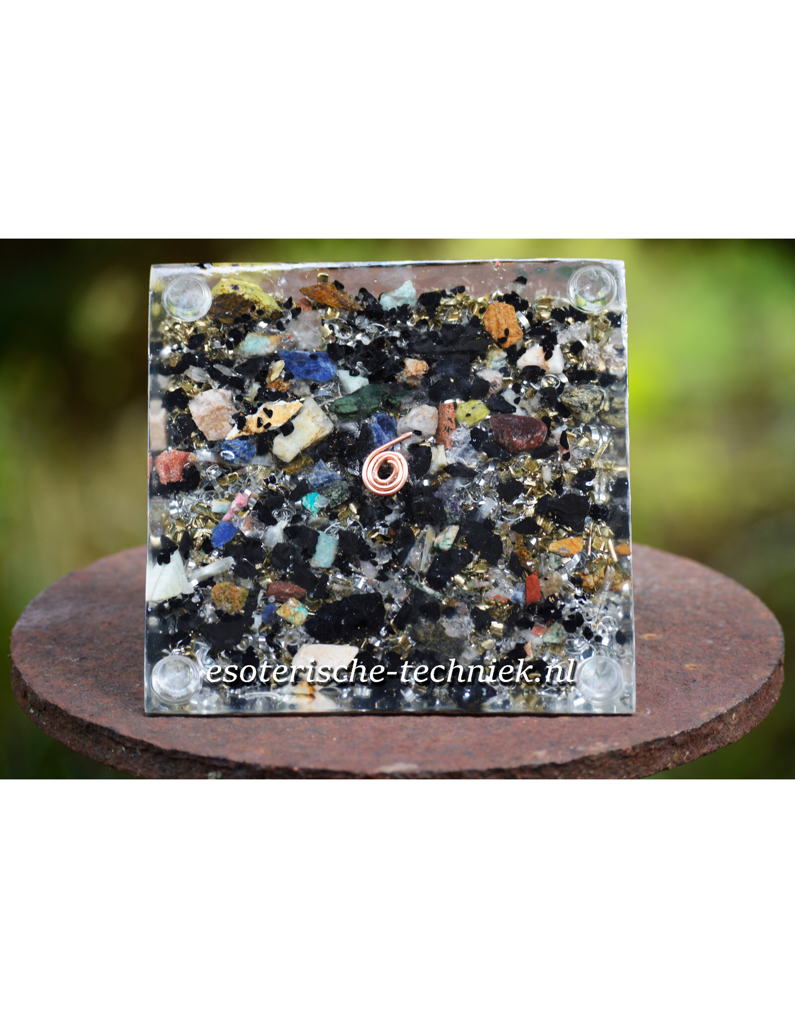 Orgone Orgonite piramide met Sodaliet, Lakelandiet, Ancestraliet,  en Shungite