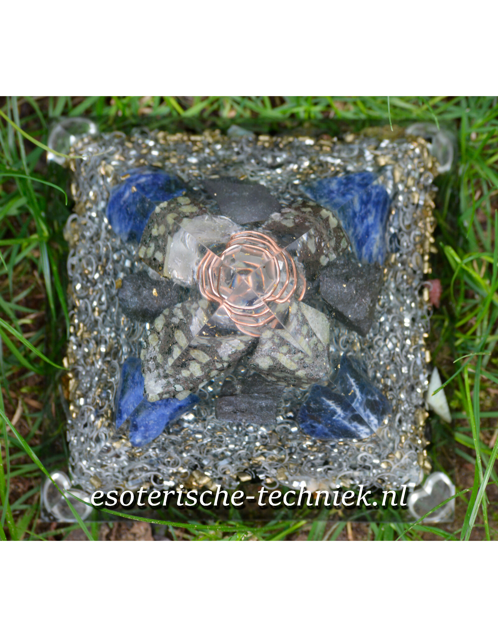 Orgone Orgonite piramide met Sodaliet, Lakelandiet, Ancestraliet,  en Shungite