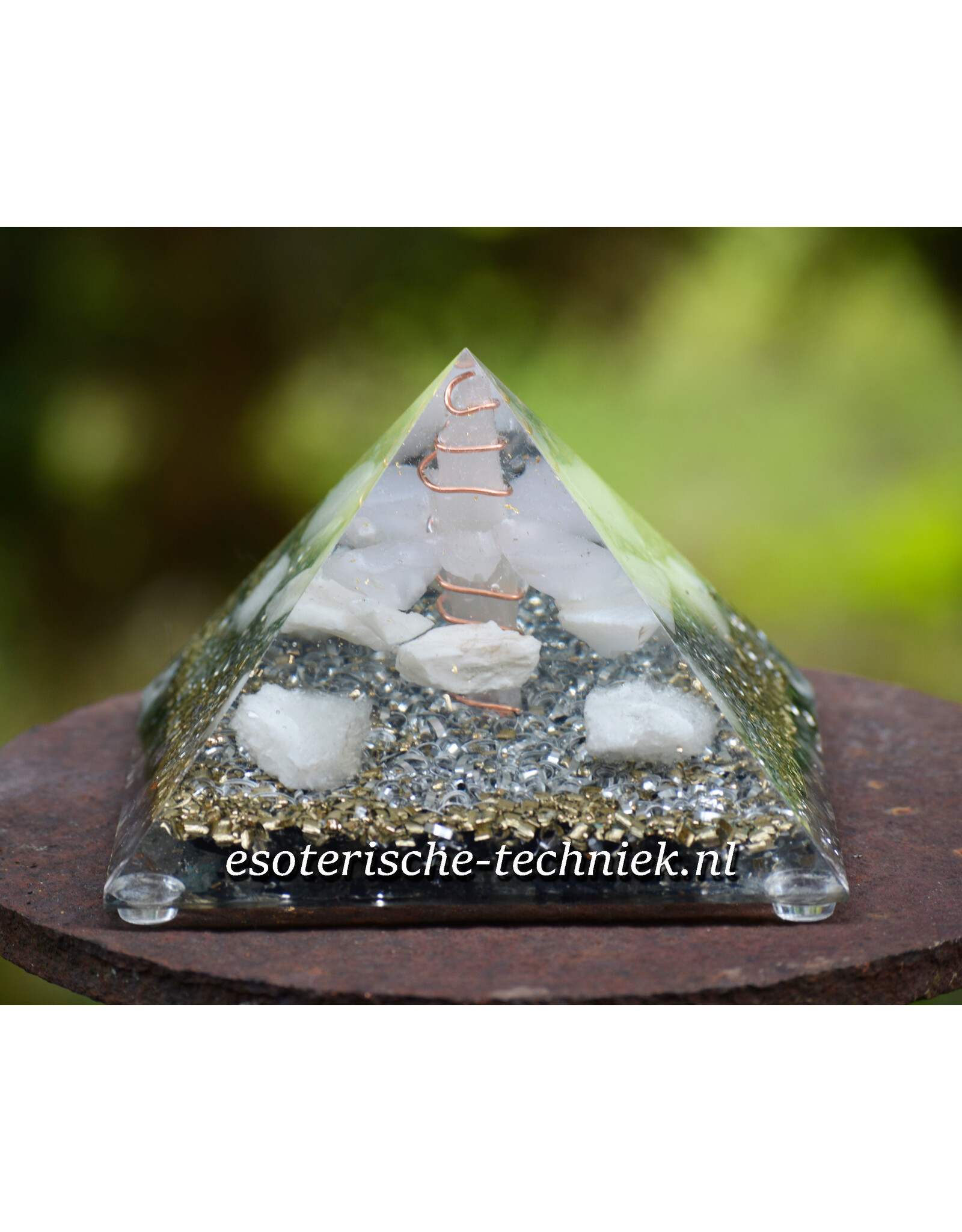 Orgone Orgonite piramide Seleniet,   kasholong opaal, witte Calciet, Isis Calciet en Shungite