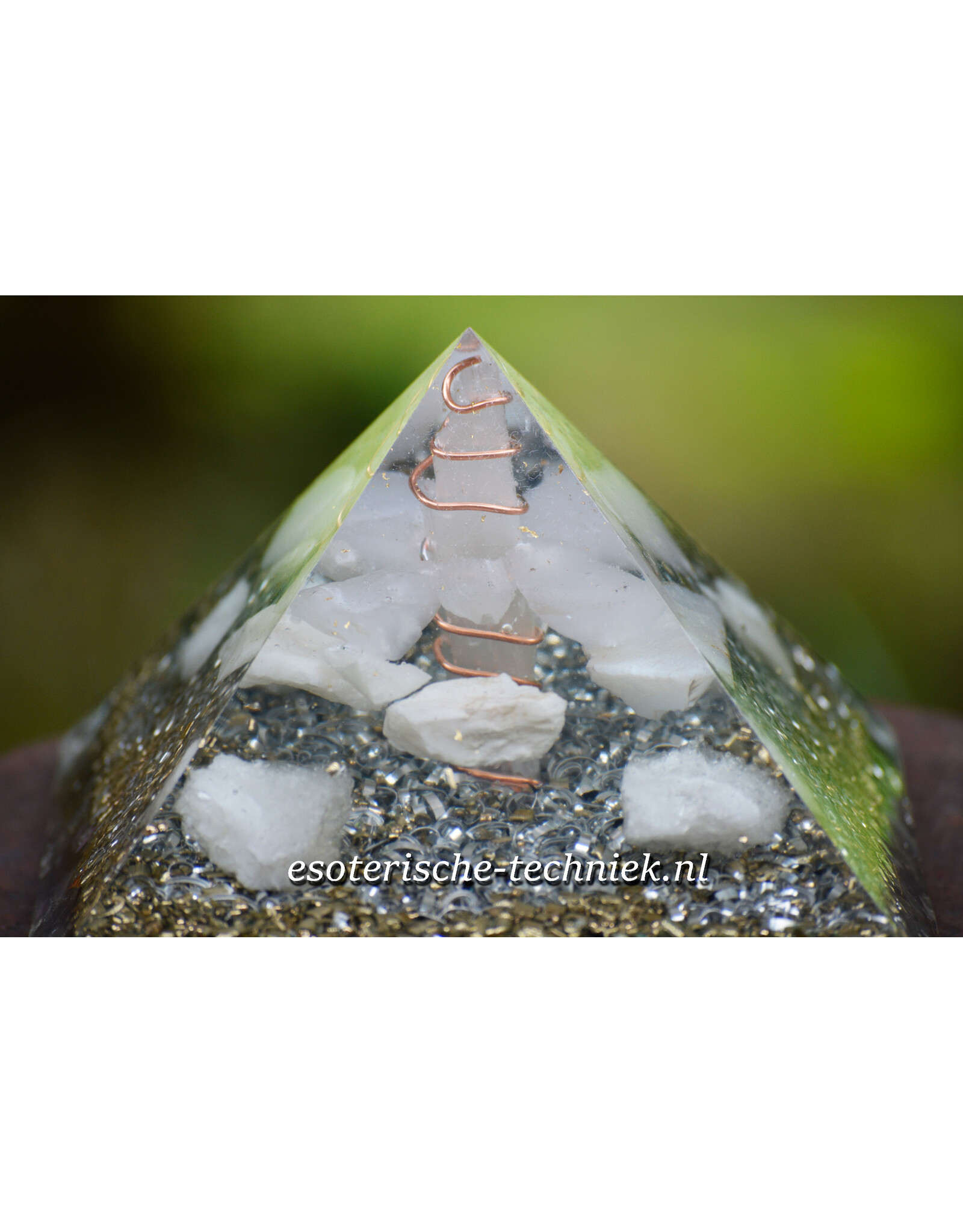 Orgone Orgonite piramide Seleniet,   kasholong opaal, witte Calciet, Isis Calciet en Shungite