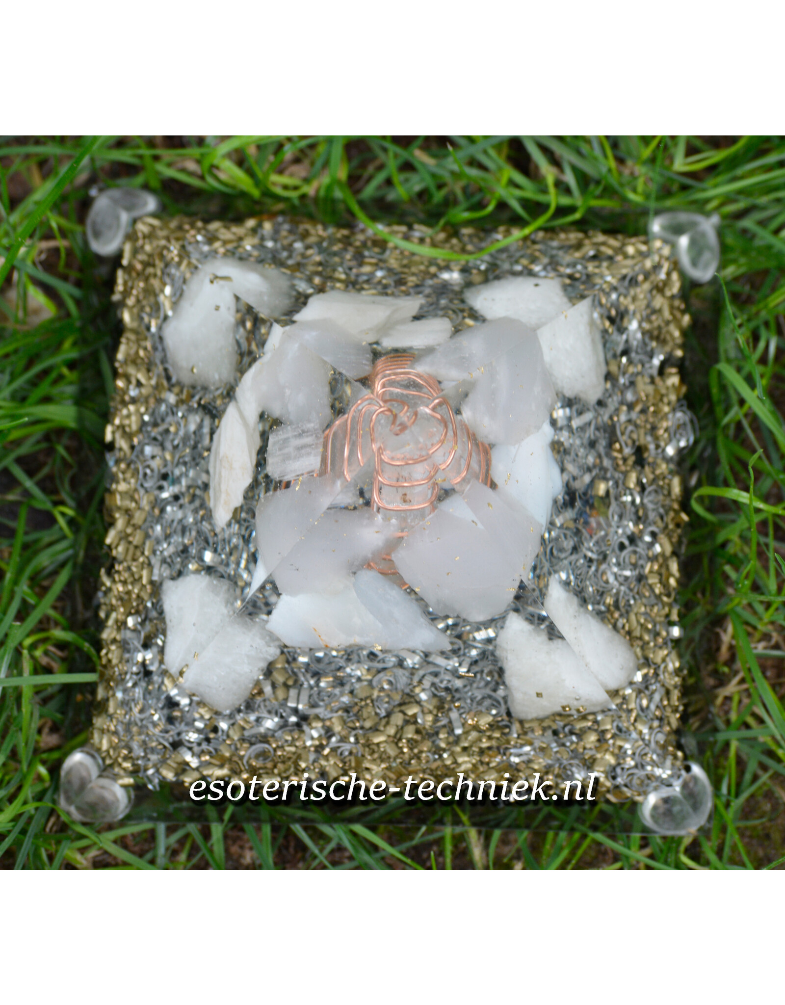 Orgone Orgonite piramide Seleniet,   kasholong opaal, witte Calciet, Isis Calciet en Shungite