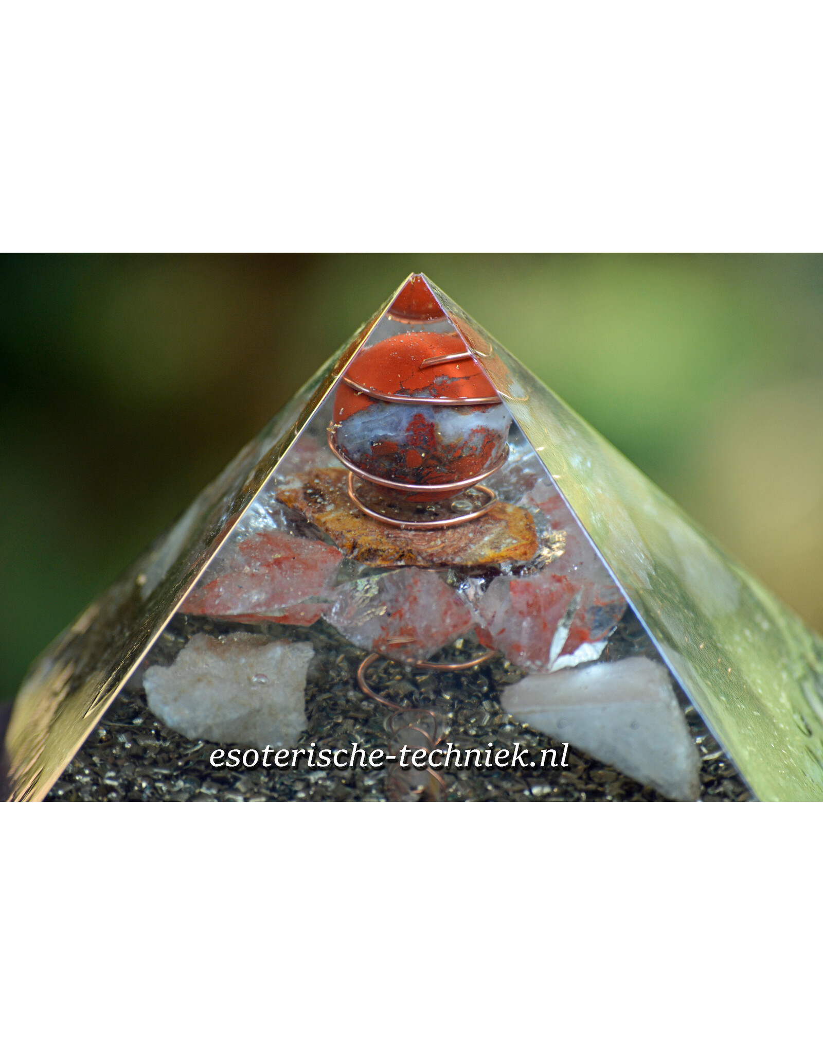 Orgonite piramide met Rode Jaspis bol, Lemurian hematiet kwarts, Tsesit, Catlinite (Pipse stone) en Shungite