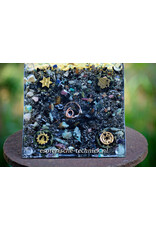 Orgonite piramide met Rode Jaspis bol, Lemurian hematiet kwarts, Tsesit, Catlinite (Pipse stone) en Shungite