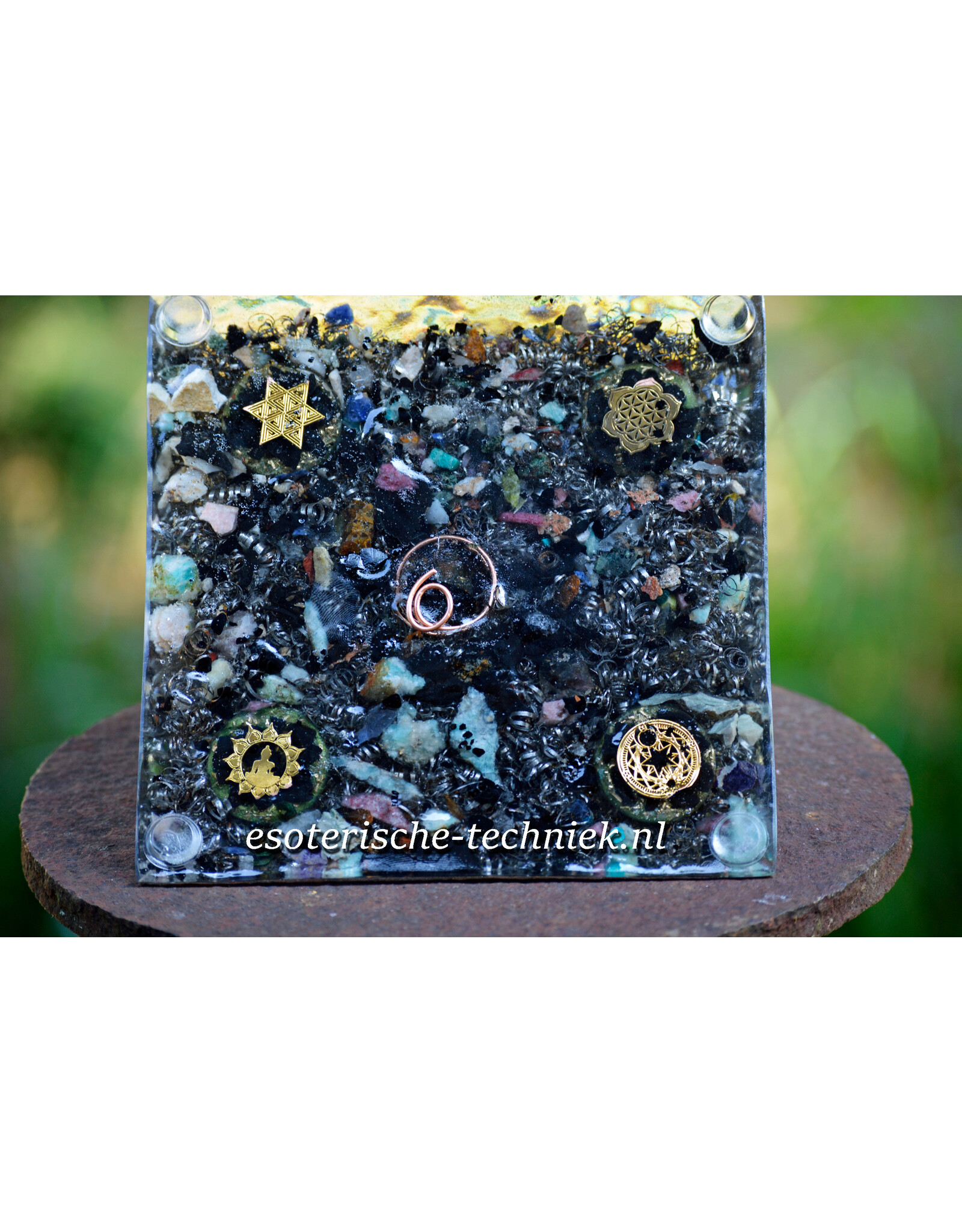 Orgonite piramide met Rode Jaspis bol, Lemurian hematiet kwarts, Tsesit, Catlinite (Pipse stone) en Shungite