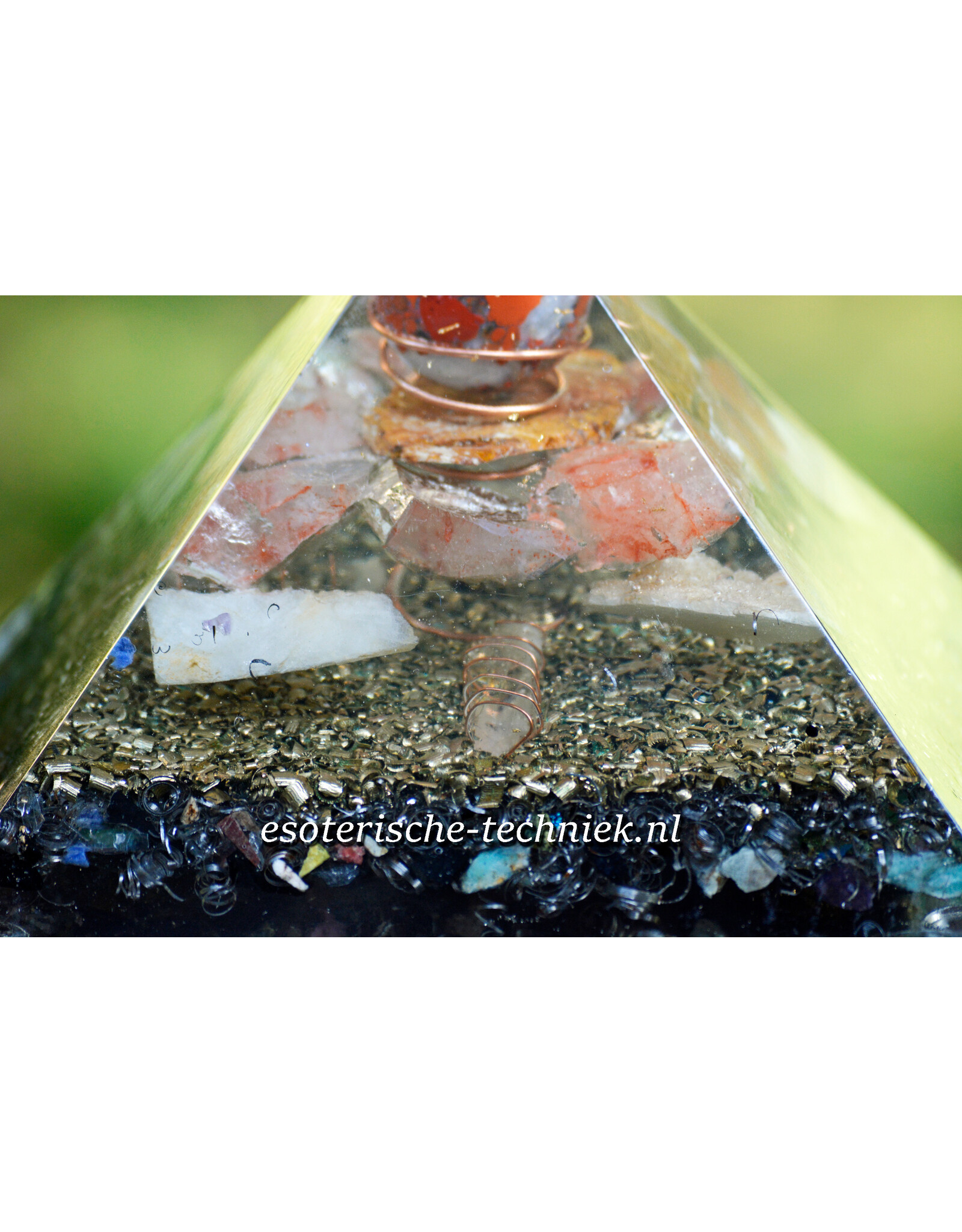 Orgonite piramide met Rode Jaspis bol, Lemurian hematiet kwarts, Tsesit, Catlinite (Pipse stone) en Shungite