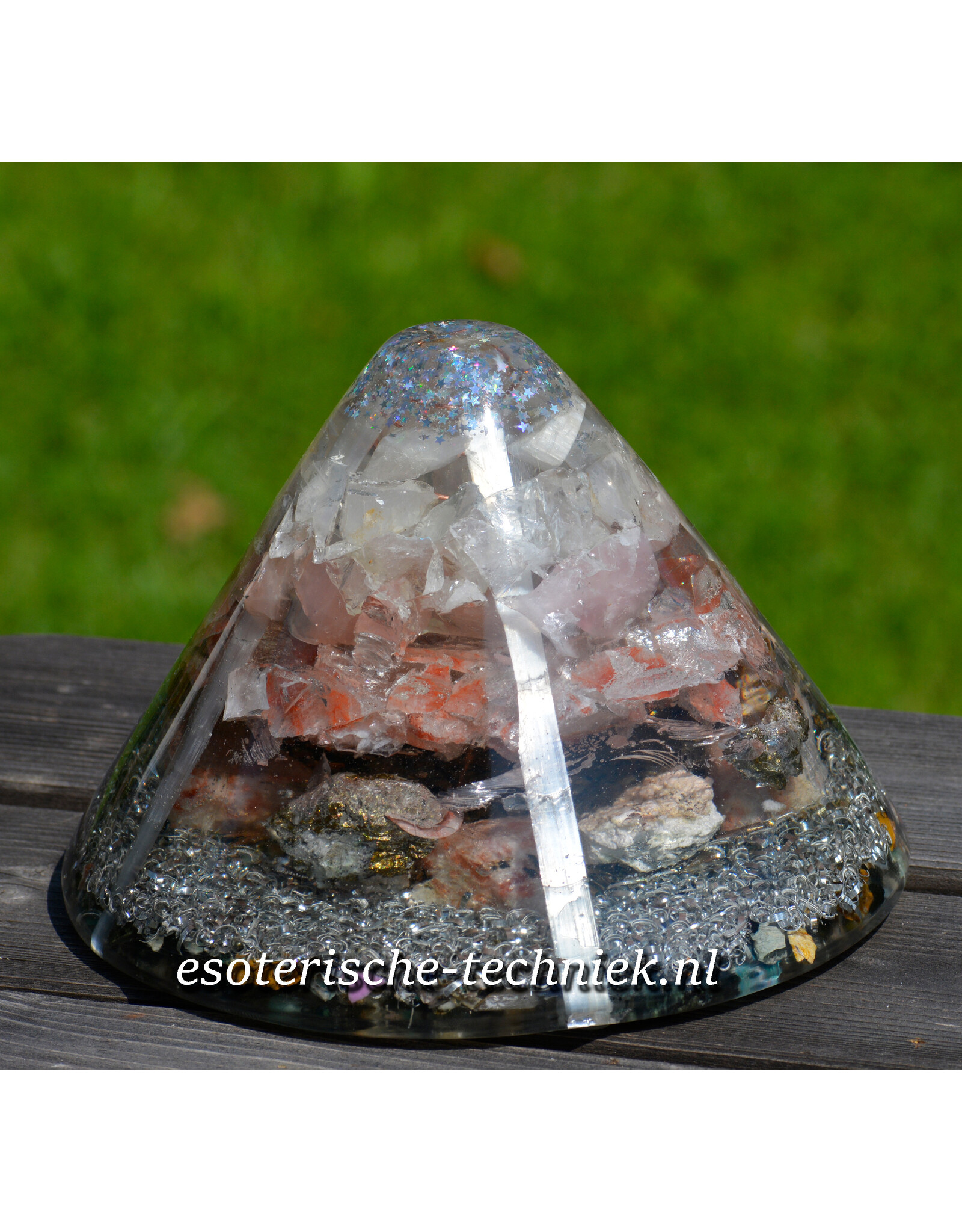 Orgonite cone Seleniet, Rozenkwarts, Arkansas kristal, Azeztuliet, Isis Calciet, Lemurian Hematietkwarts, Zonnesteen, Borniet en Shungit