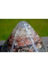 Orgonite cone Seleniet, Rozenkwarts, Arkansas kristal, Azeztuliet, Isis Calciet, Lemurian Hematietkwarts, Zonnesteen, Borniet en Shungit