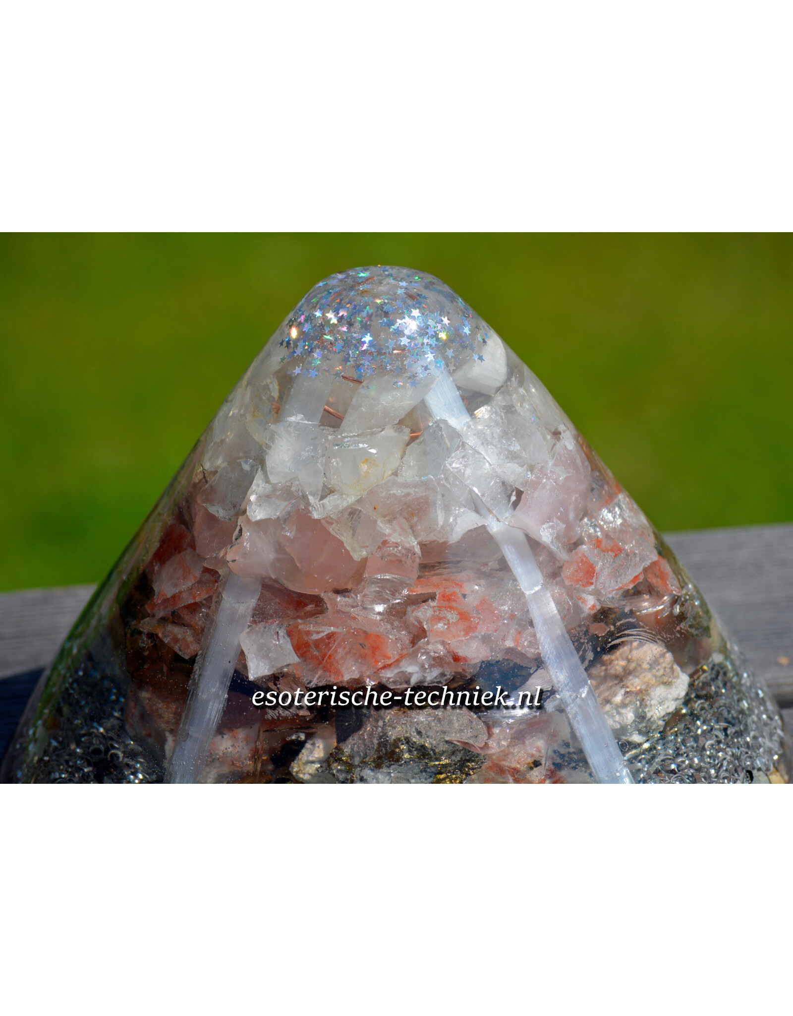 Orgonite cone Seleniet, Rozenkwarts, Arkansas kristal, Azeztuliet, Isis Calciet, Lemurian Hematietkwarts, Zonnesteen, Borniet en Shungit