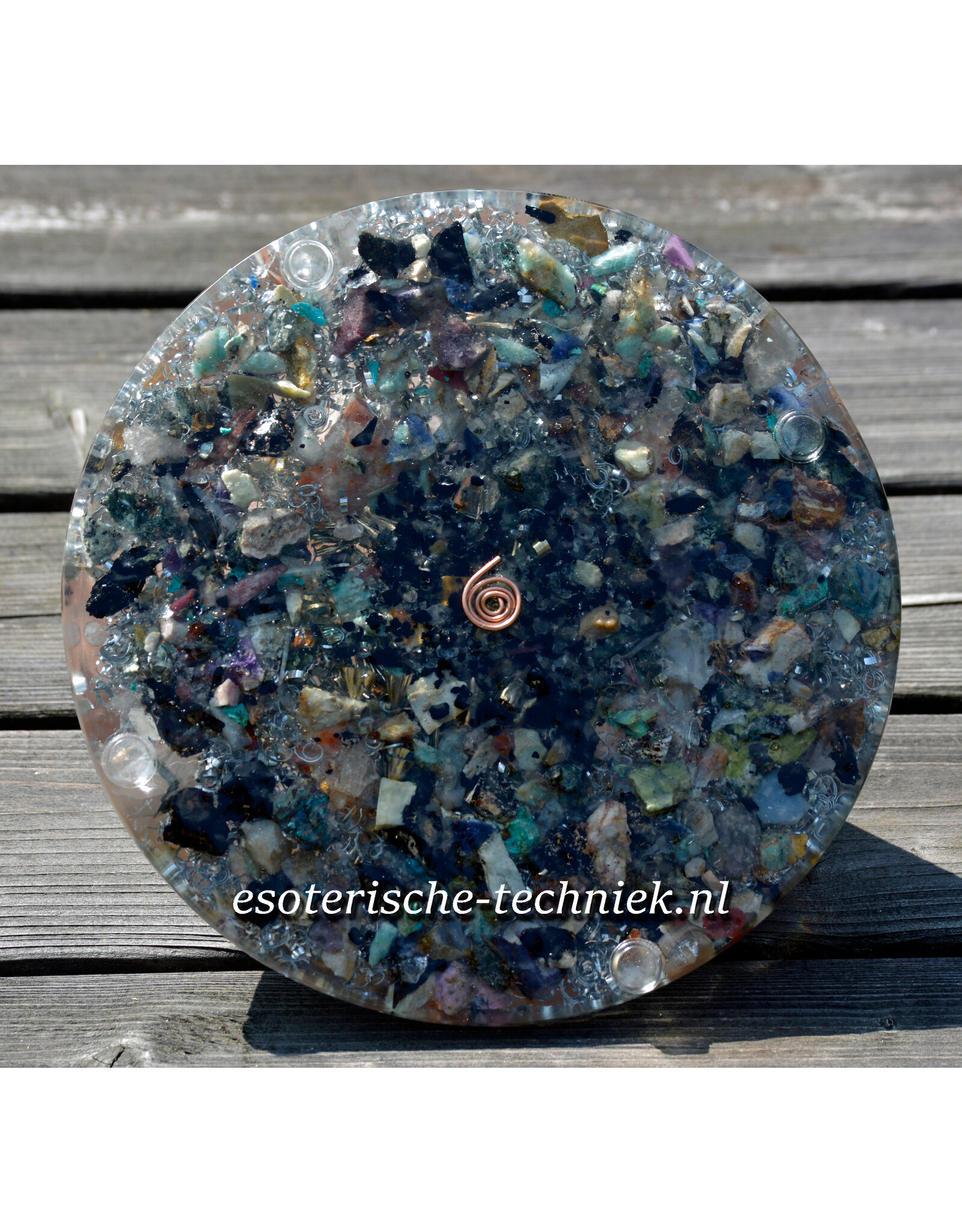 Orgonite cone Seleniet, Rozenkwarts, Arkansas kristal, Azeztuliet, Isis Calciet, Lemurian Hematietkwarts, Zonnesteen, Borniet en Shungit