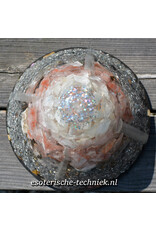 Orgonite cone Seleniet, Rozenkwarts, Arkansas kristal, Azeztuliet, Isis Calciet, Lemurian Hematietkwarts, Zonnesteen, Borniet en Shungit