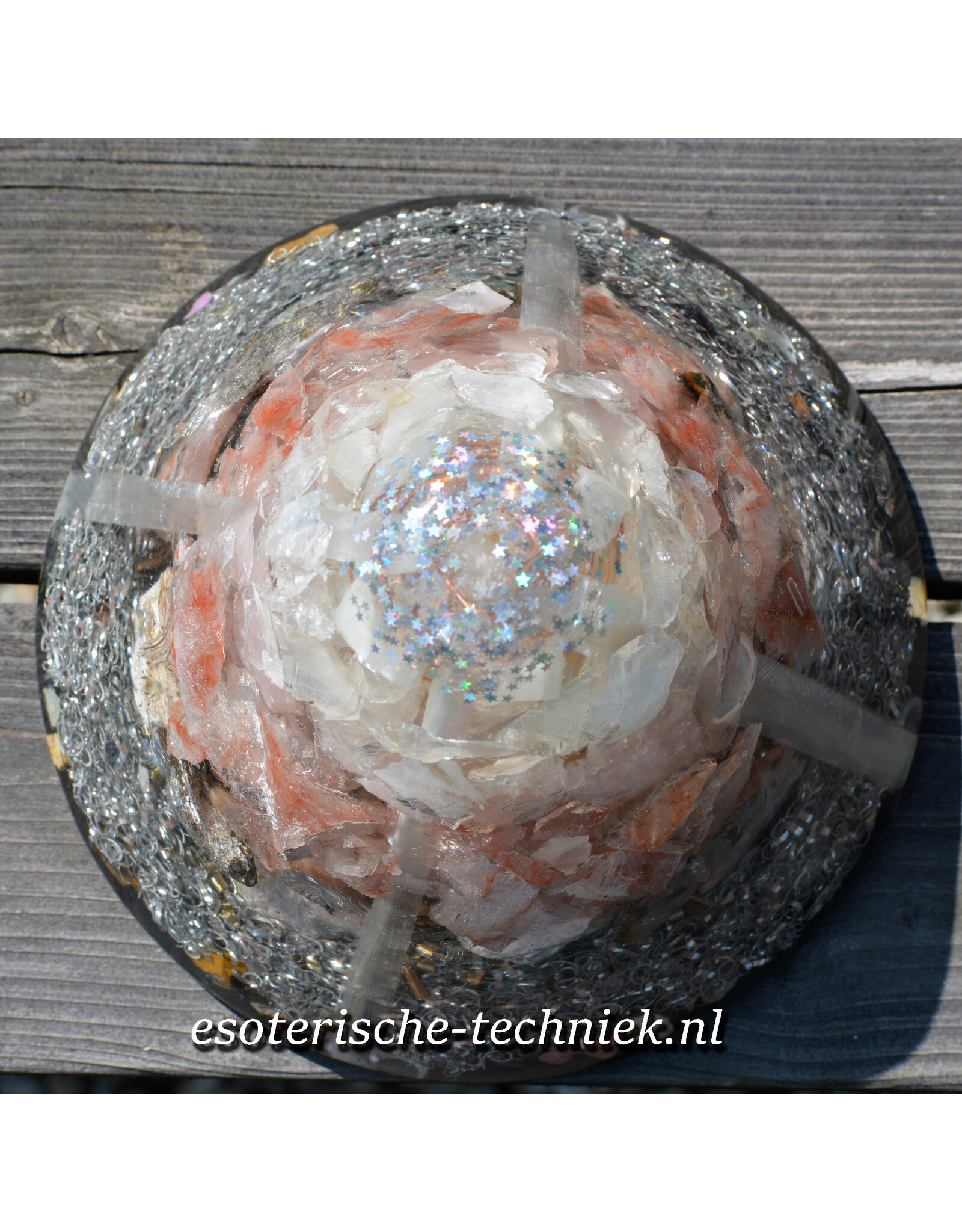 Orgonite cone Seleniet, Rozenkwarts, Arkansas kristal, Azeztuliet, Isis Calciet, Lemurian Hematietkwarts, Zonnesteen, Borniet en Shungit