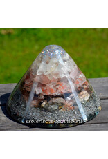 Orgonite cone Seleniet, Rozenkwarts, Arkansas kristal, Azeztuliet, Isis Calciet, Lemurian Hematietkwarts, Zonnesteen, Borniet en Shungit