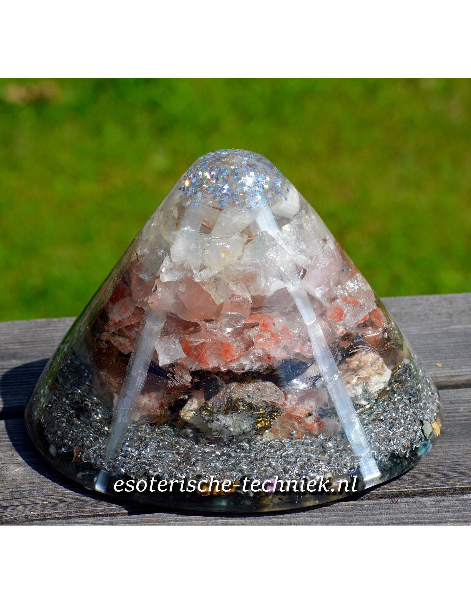 Orgonite cone Seleniet, Rozenkwarts, Arkansas kristal, Azeztuliet, Isis Calciet, Lemurian Hematietkwarts, Zonnesteen, Borniet en Shungit