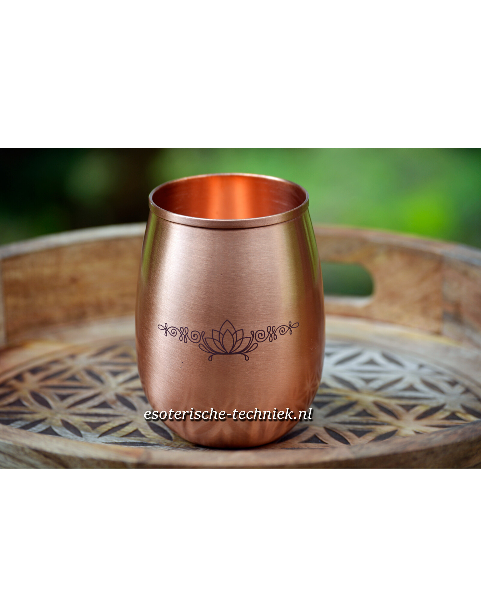 Drinkbeker van koper met de afbeelding van de Lotusbloem gegraveerd