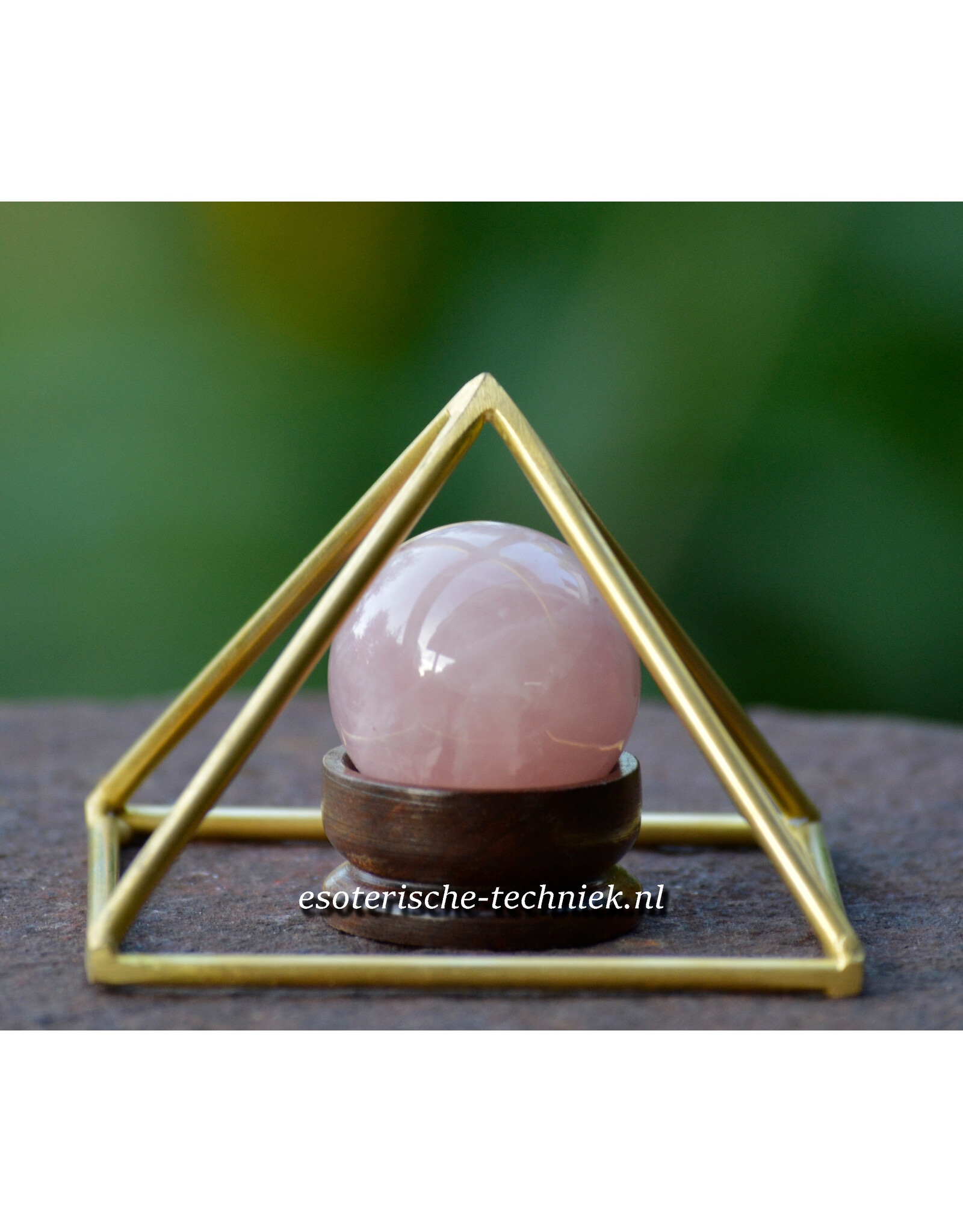Edelsteen bol Rozenkwarts in combinatie met een  Piramide