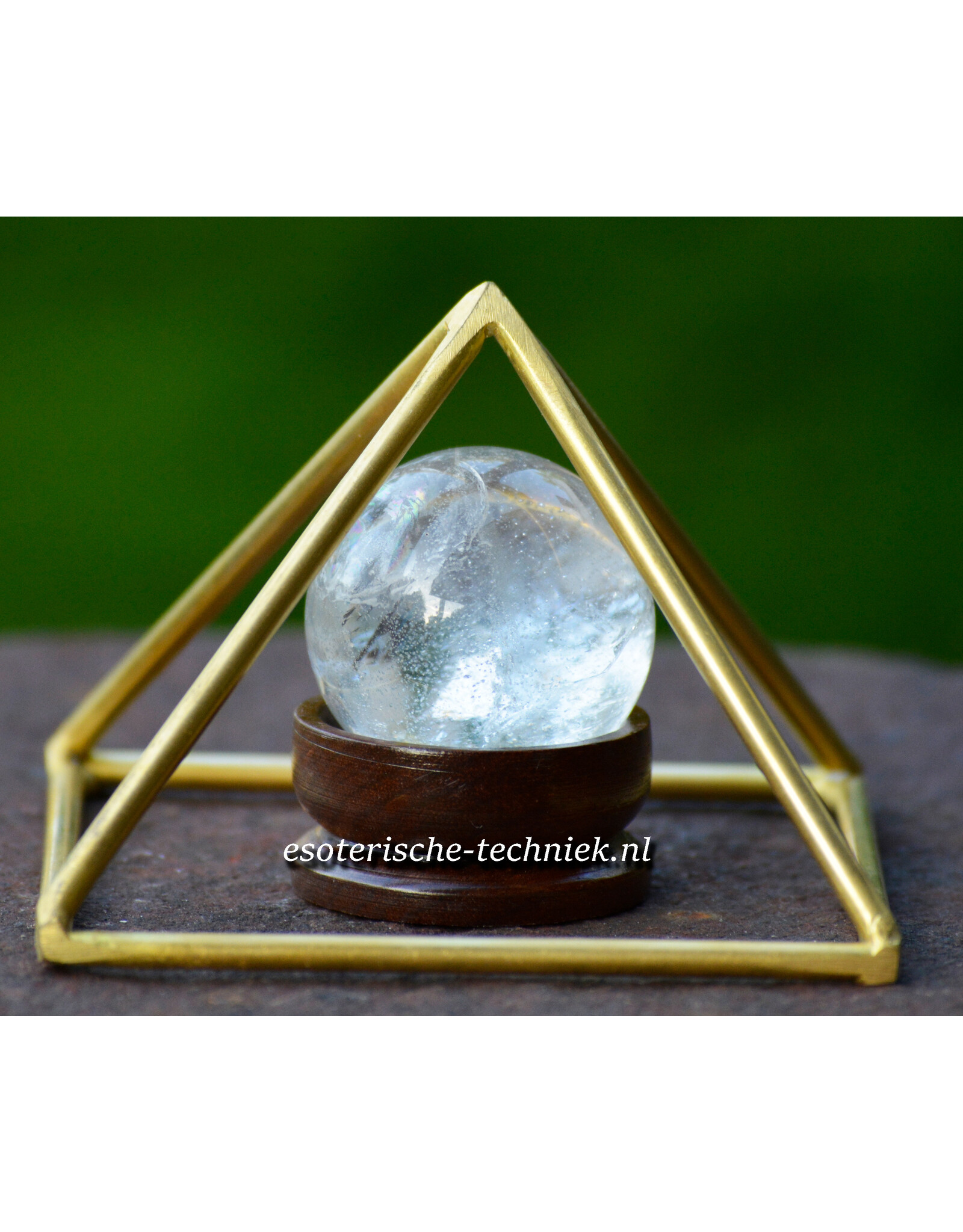 Edelsteen bol Bergkristal in combinatie met een  Piramide