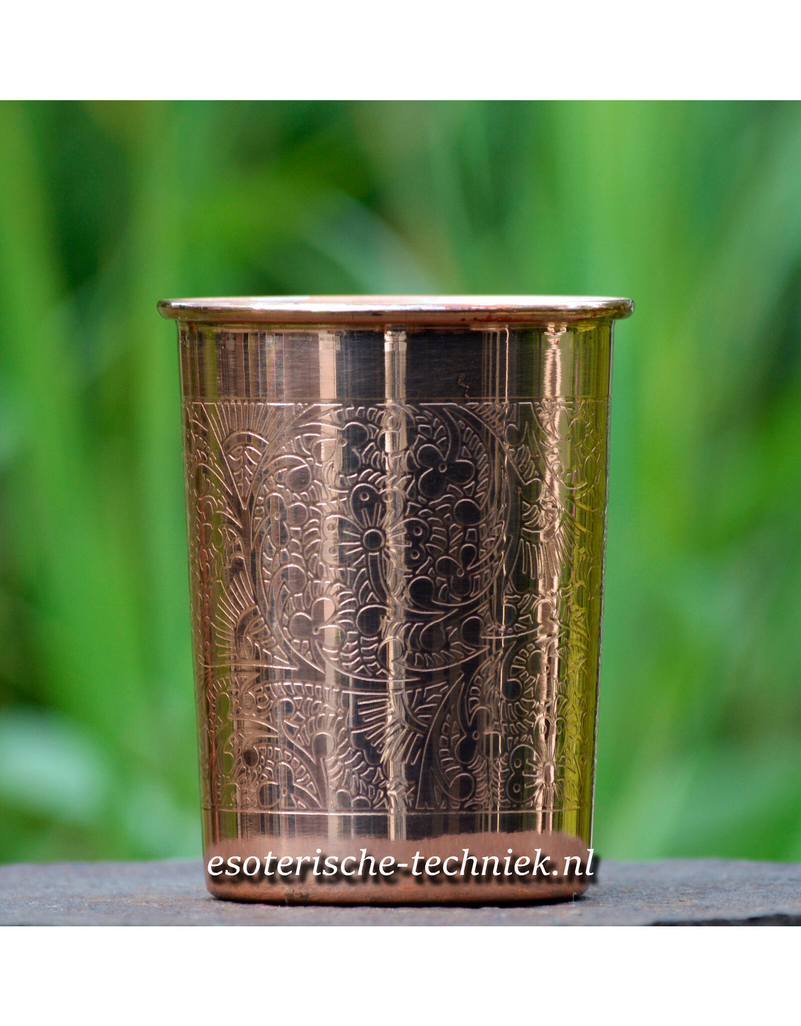 Drinkbeker van koper met bloemen print.