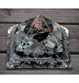 Piramide Orgonite met Nuummiet (Groenland)