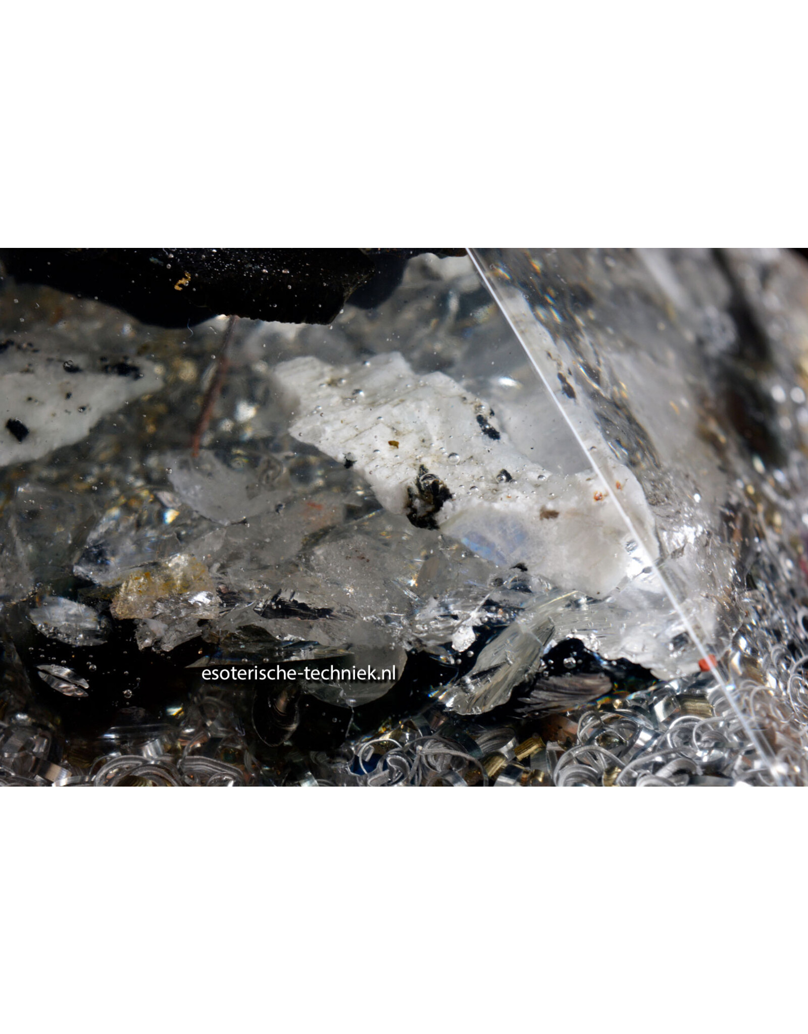 Orgonite Piramide met Bladgoud, Shungite, Isua, Nuummiet, Regenboog Maansteen & Obsidiaan, Bescherming tegen 5G en Elektrosmog