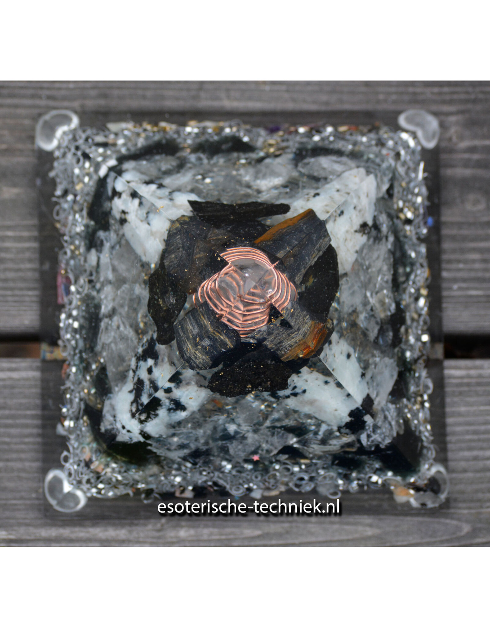 Orgonite Piramide met Bladgoud, Shungite, Isua, Nuummiet, Regenboog Maansteen & Obsidiaan, Bescherming tegen 5G en Elektrosmog