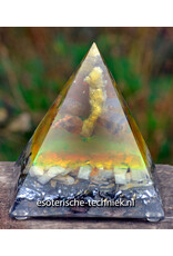 Bruciet orgonite piramide met witte Calciet, Silicium en Shungite Bruciet orgonite piramide met witte Calciet, Silicium en Shungite