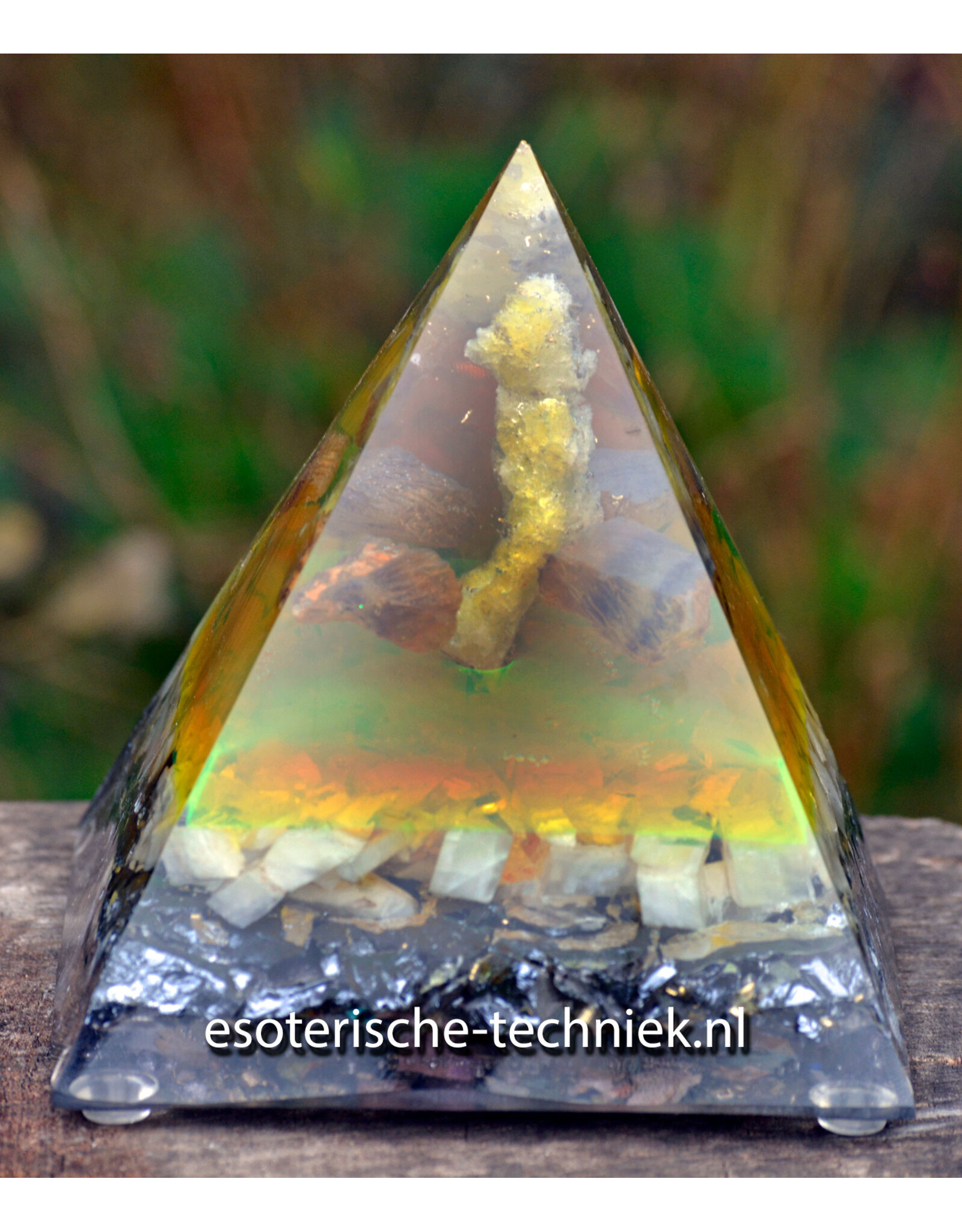 Bruciet orgonite piramide met witte Calciet, Silicium en Shungite