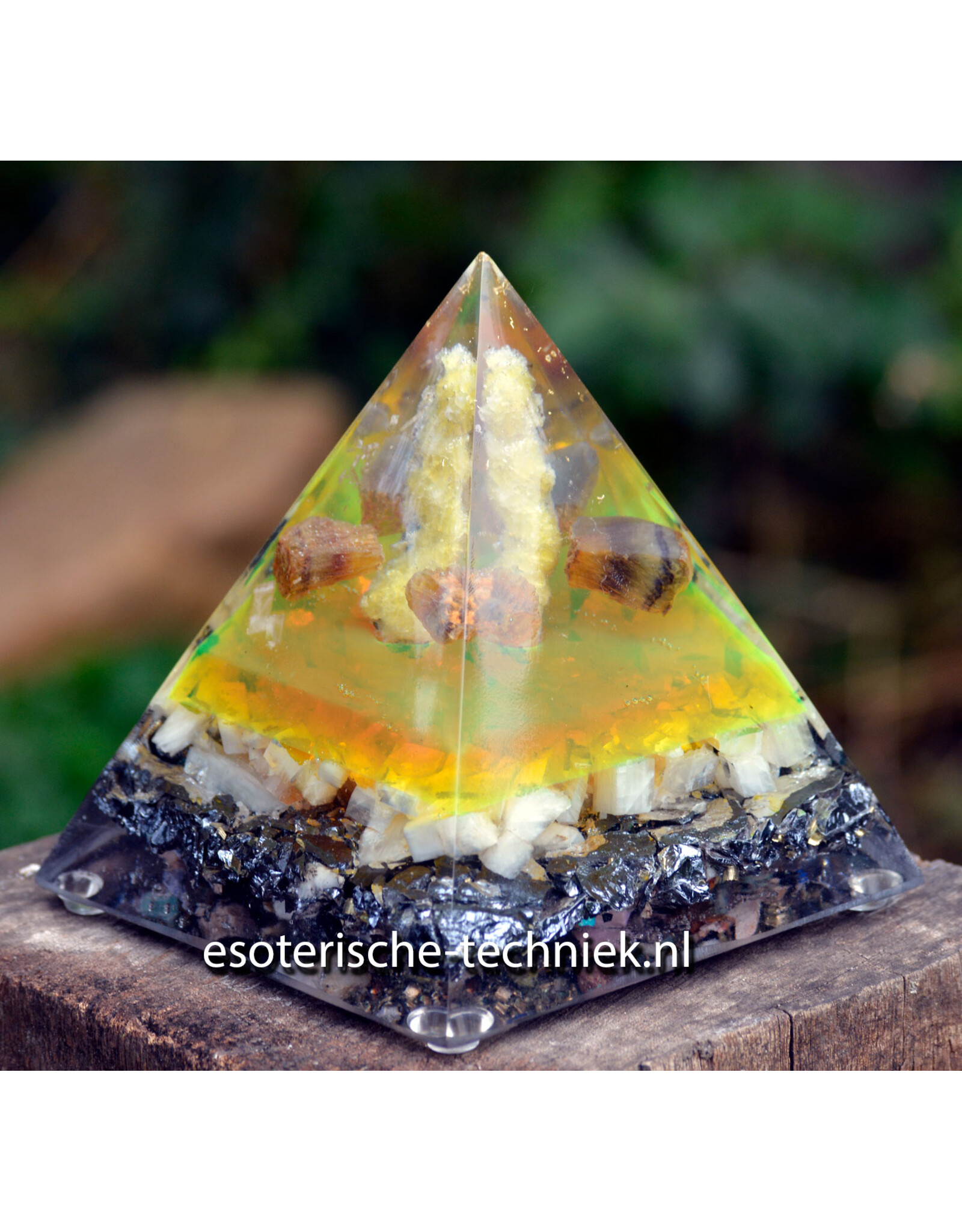 Bruciet orgonite piramide met witte Calciet, Silicium en Shungite