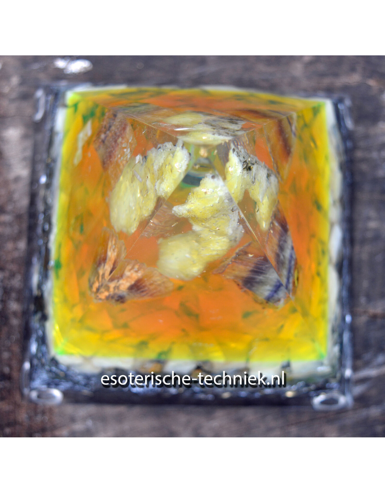 Bruciet orgonite piramide met witte Calciet, Silicium en Shungite
