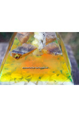Bruciet orgonite piramide met witte Calciet, Silicium en Shungite Bruciet orgonite piramide met witte Calciet, Silicium en Shungite