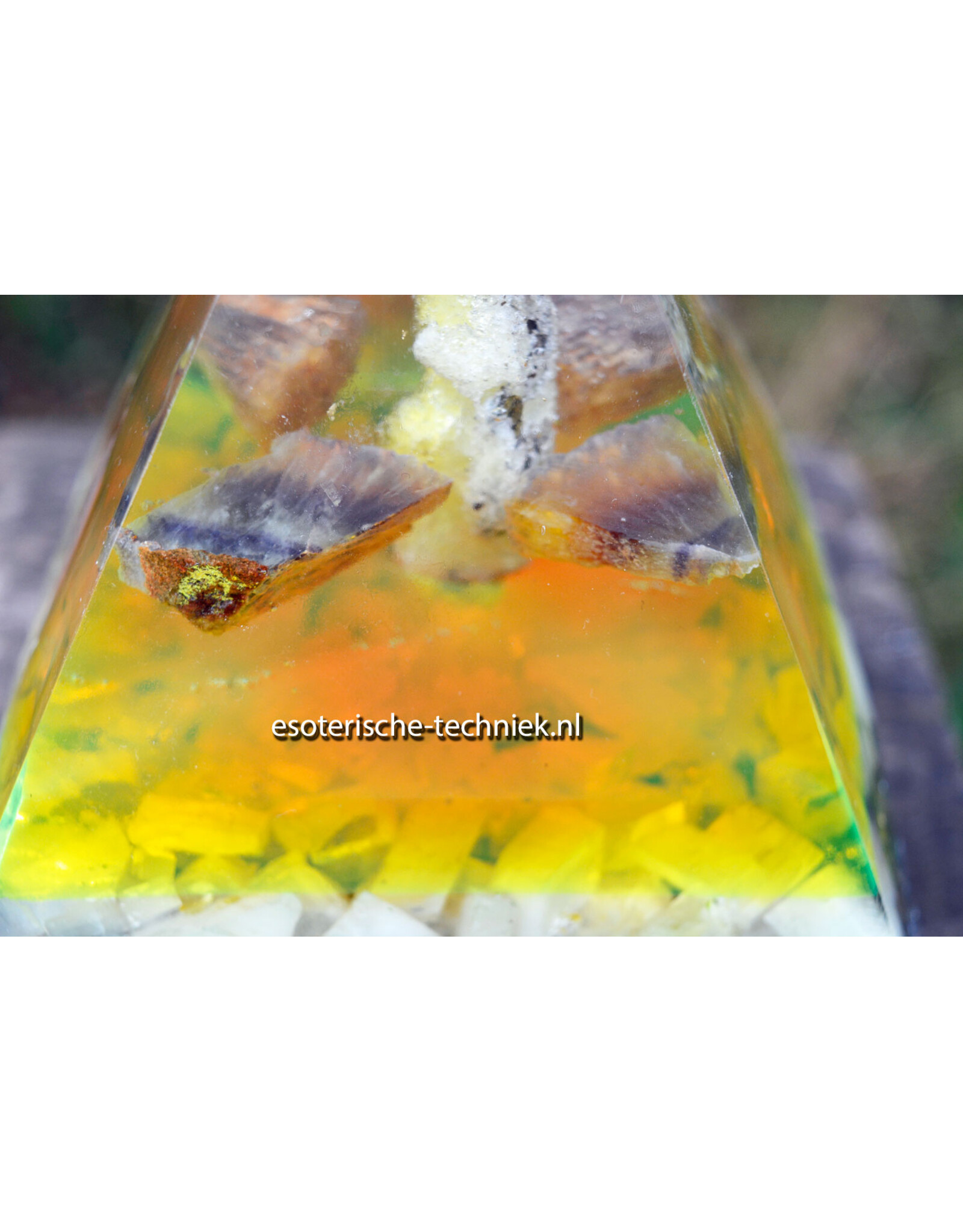 Bruciet orgonite piramide met witte Calciet, Silicium en Shungite