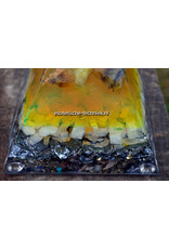 Bruciet orgonite piramide met witte Calciet, Silicium en Shungite Bruciet orgonite piramide met witte Calciet, Silicium en Shungite