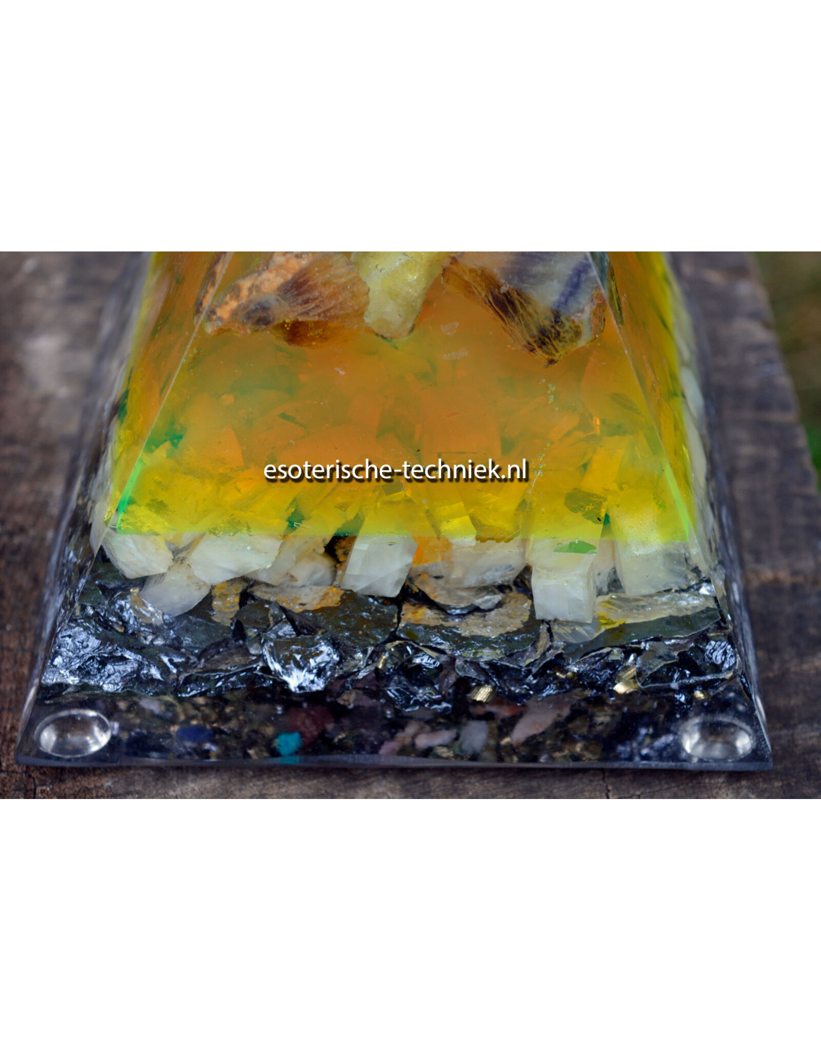 Bruciet orgonite piramide met witte Calciet, Silicium en Shungite