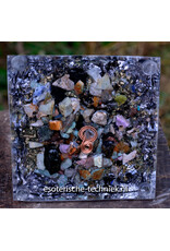 Bruciet orgonite piramide met witte Calciet, Silicium en Shungite Bruciet orgonite piramide met witte Calciet, Silicium en Shungite