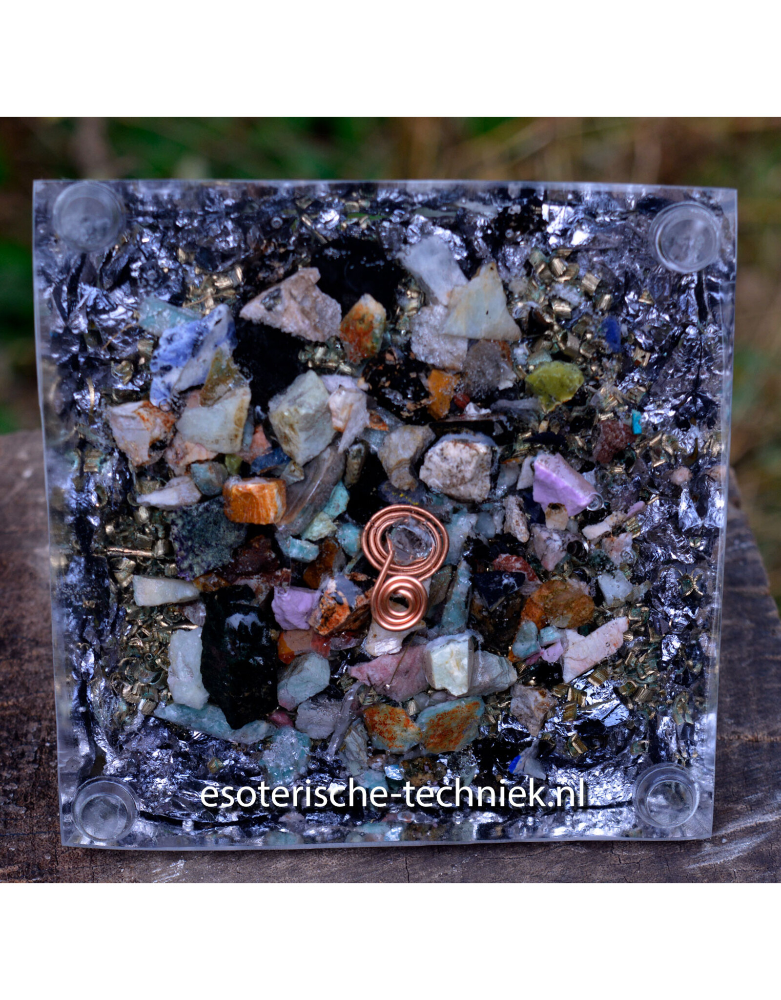 Bruciet orgonite piramide met witte Calciet, Silicium en Shungite