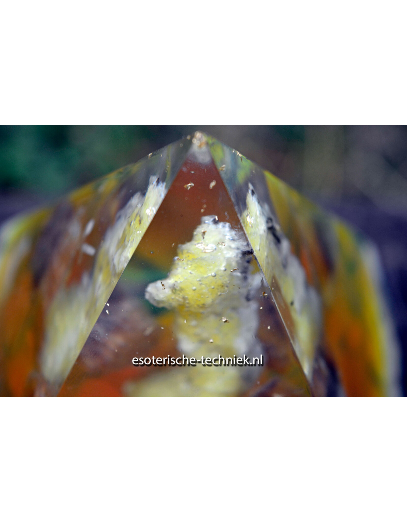 Bruciet orgonite piramide met witte Calciet, Silicium en Shungite