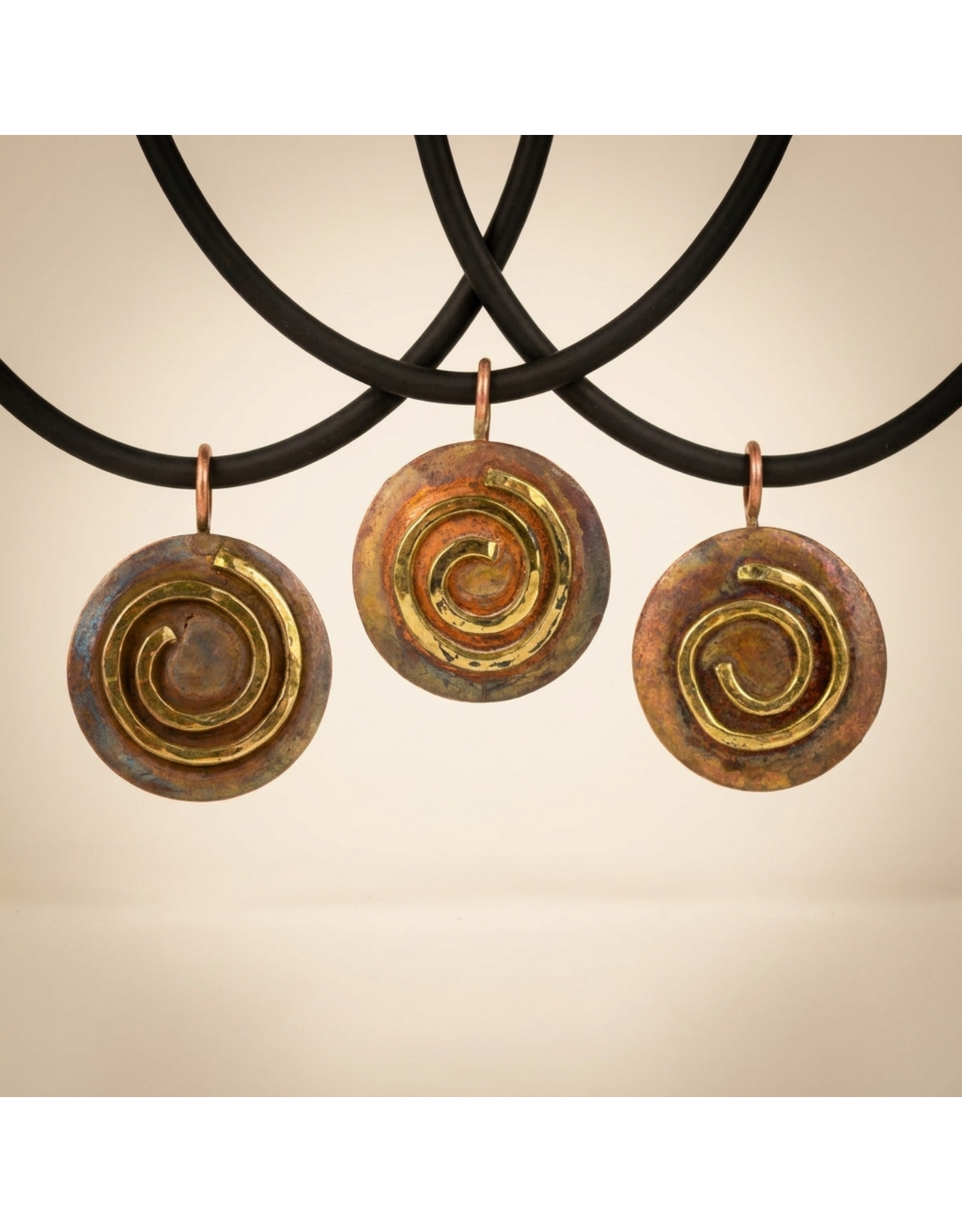 Orgone Orgonite Sieraad hanger van koper en messing Krachtspiraal met o.a. Edel Shungite en Shungite.