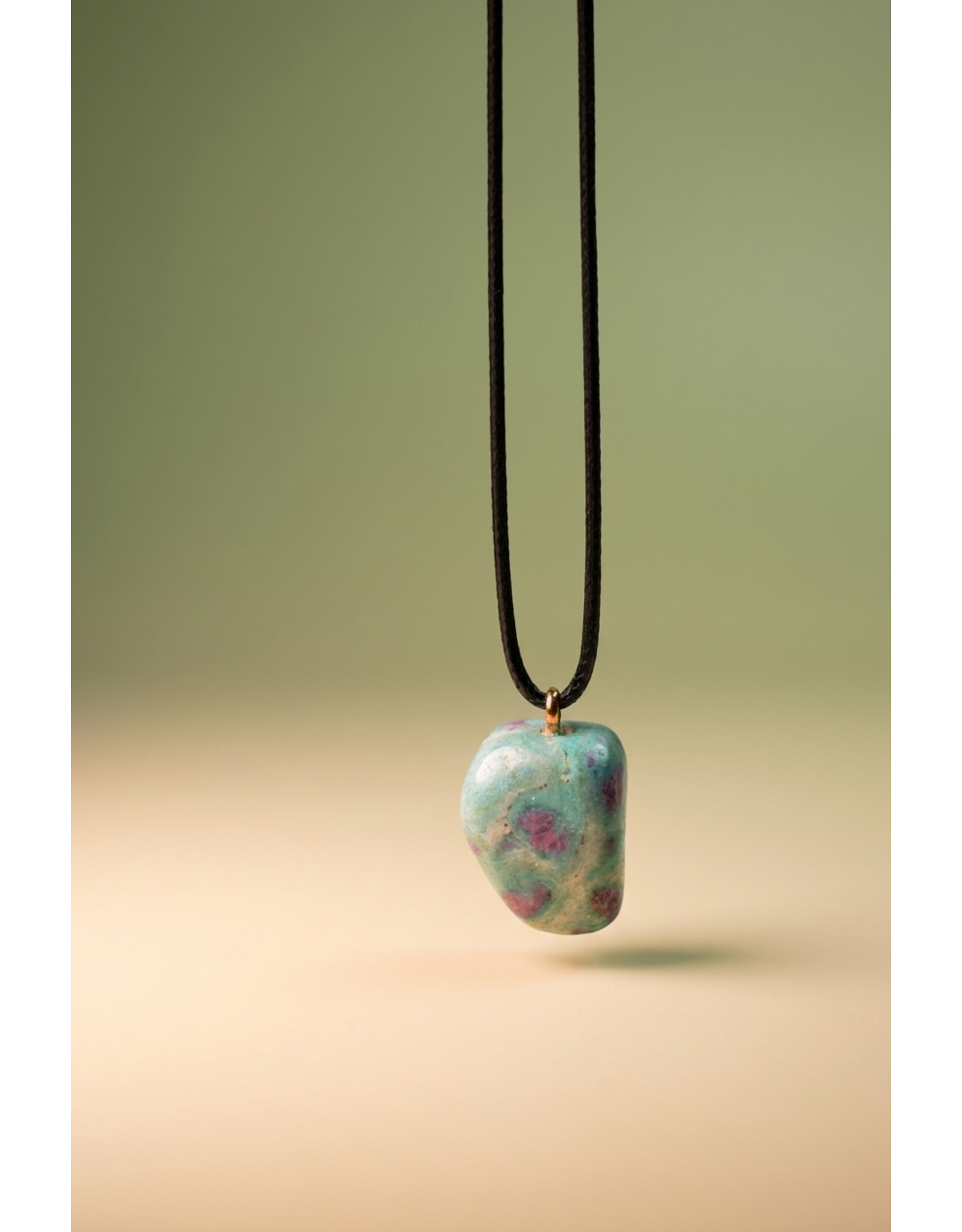 Orgonite hanger Robijn in Fuchsiet