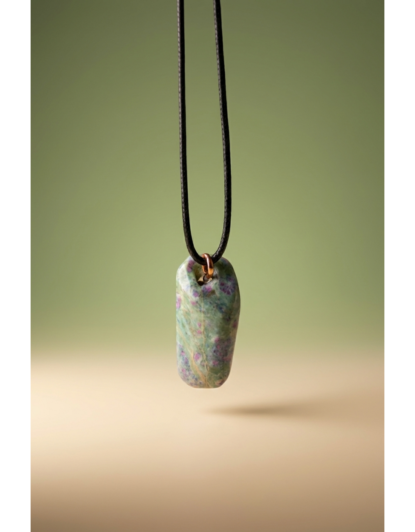 Orgonite hanger Robijn in Fuchsiet
