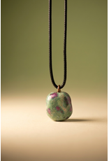 Orgonite hanger Robijn in Fuchsiet