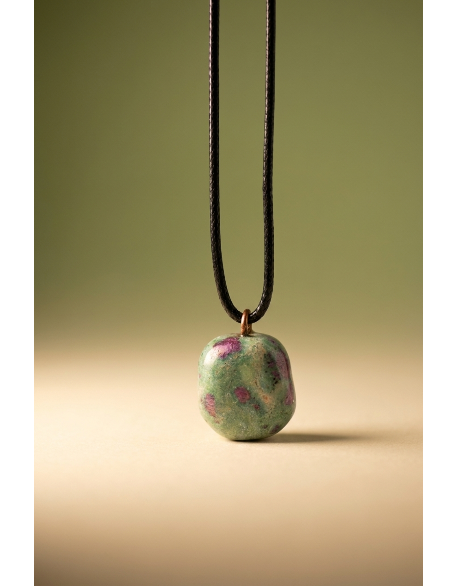 Orgonite hanger Robijn in Fuchsiet