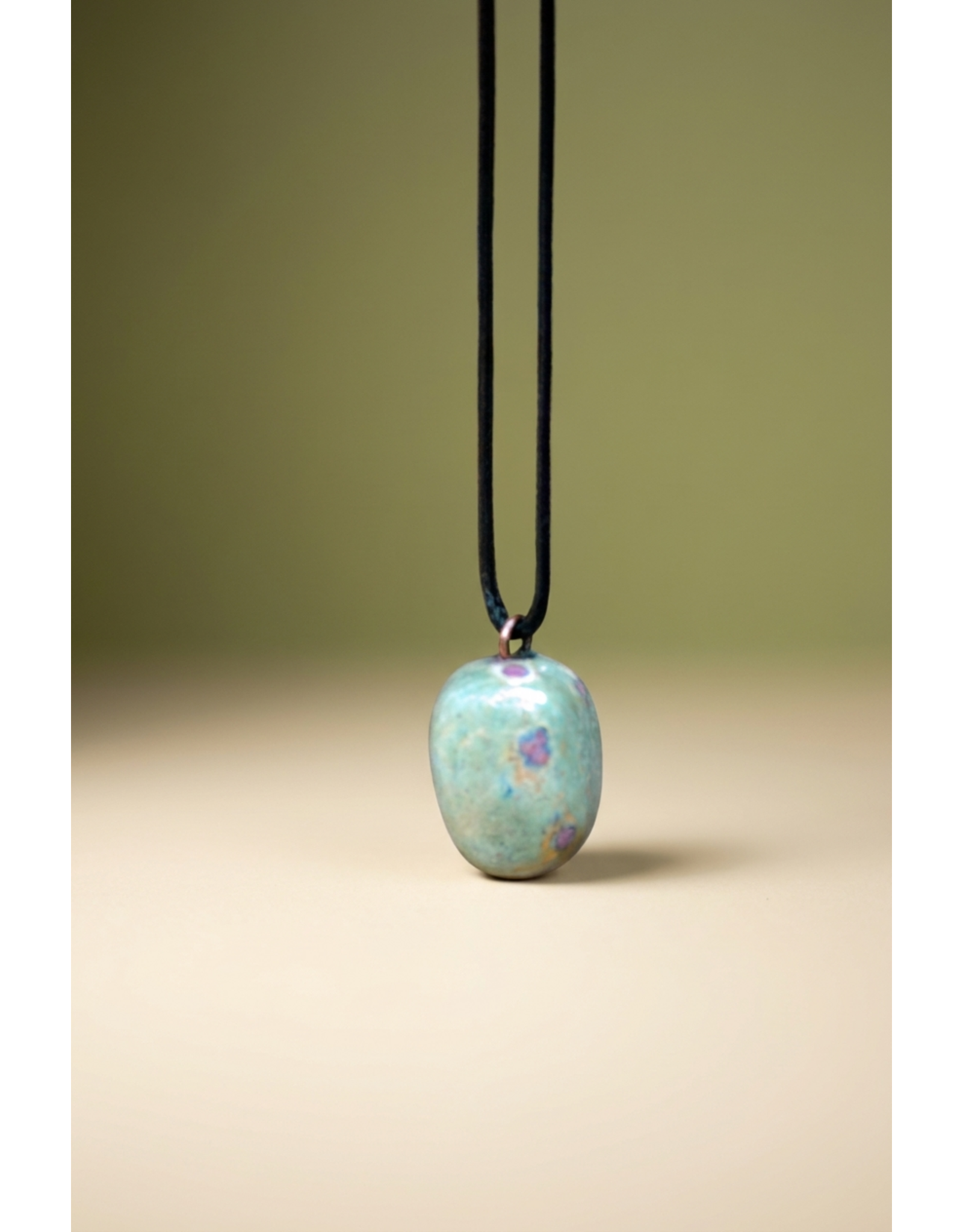 Orgonite hanger Robijn in Fuchsiet