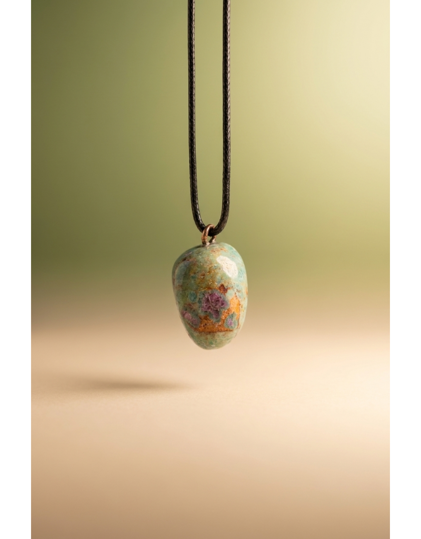 Orgonite hanger Robijn in Fuchsiet
