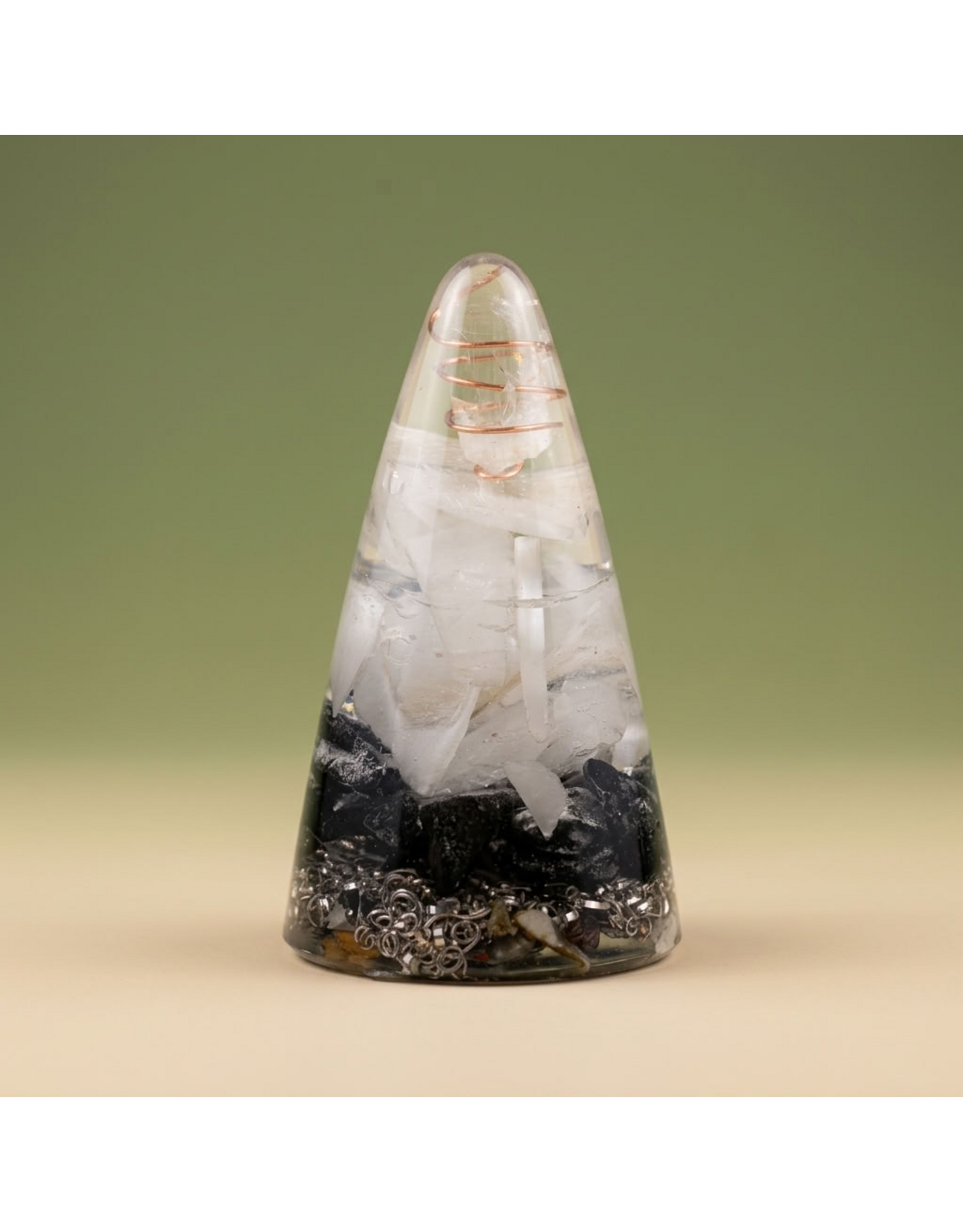 Orgonite Cone met Bergkristalpunt, Seleniet, Isis Calciet, Mangano Calciet en Zwarte Toermalijn
