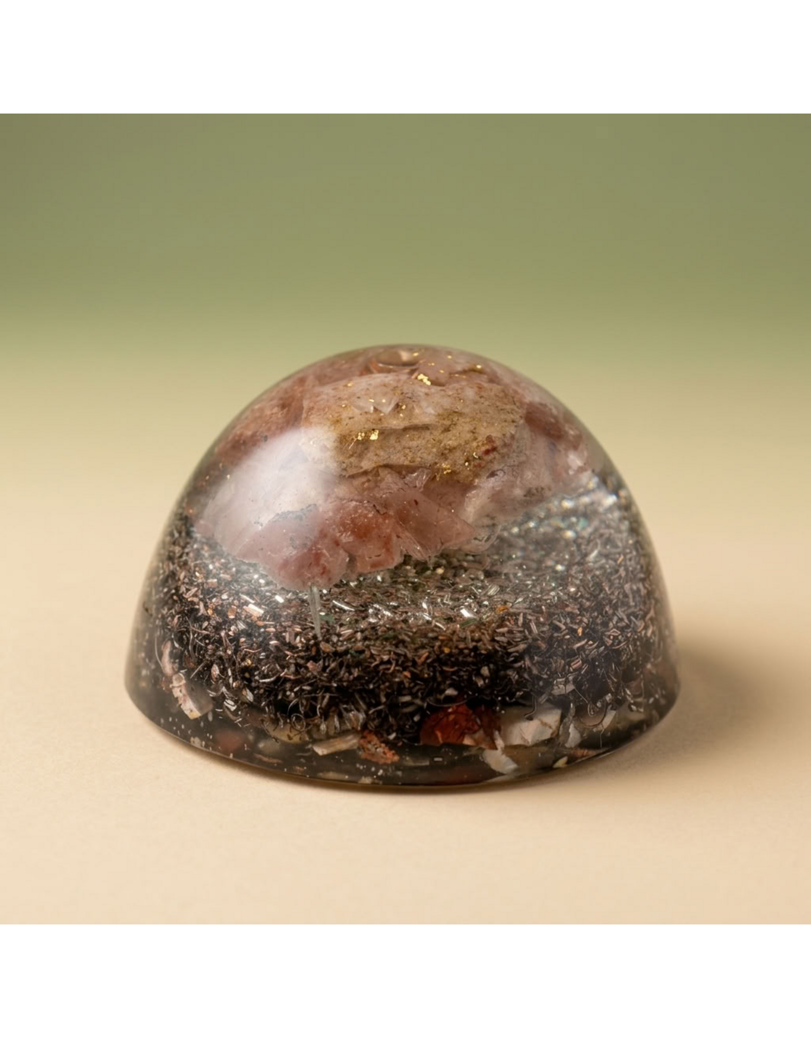 Orgonite Cone met Zonnesteen, Hematietkwarts (Red Healer), Bergkristalpunt en Shungite