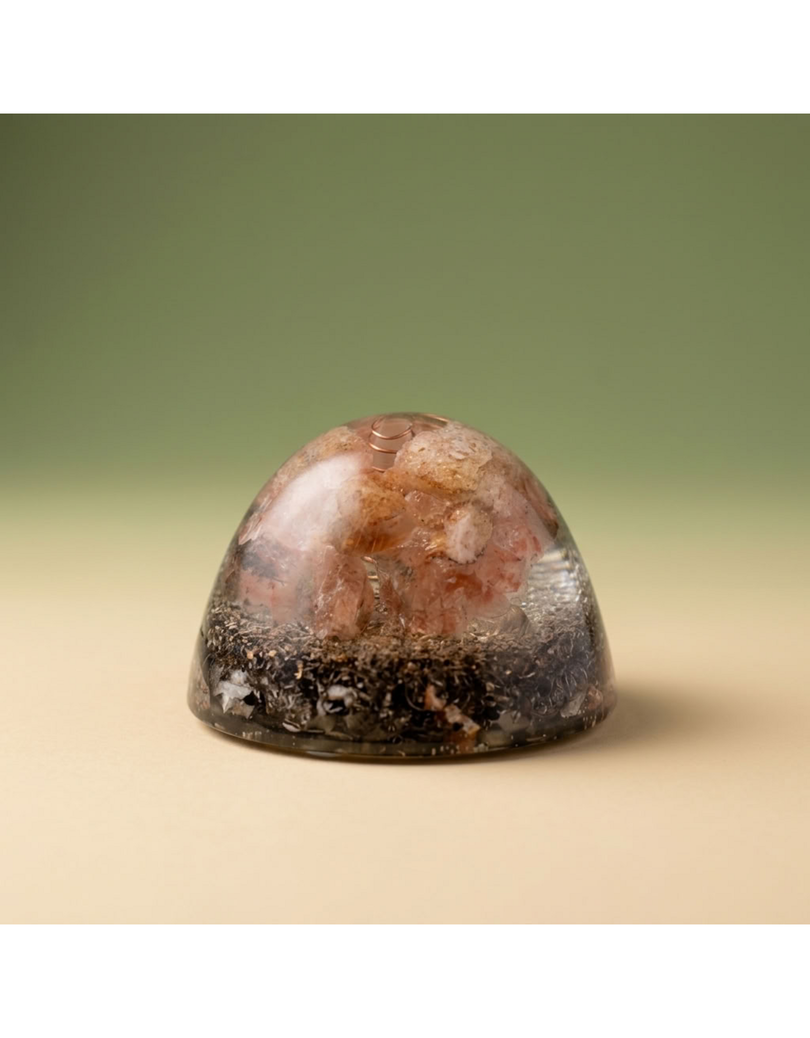 Orgonite Cone met Zonnesteen, Hematietkwarts (Red Healer), Bergkristalpunt en Shungite